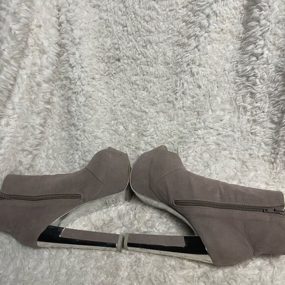 Beau +Ashe synthetic suede taupe ankle straps  heels silver tone accent SZ8 - Picture 6 of 13